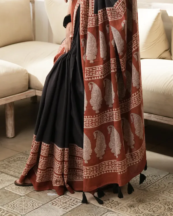 Black_Cotton_Border_Print_Mulmul_Saree_For_Women